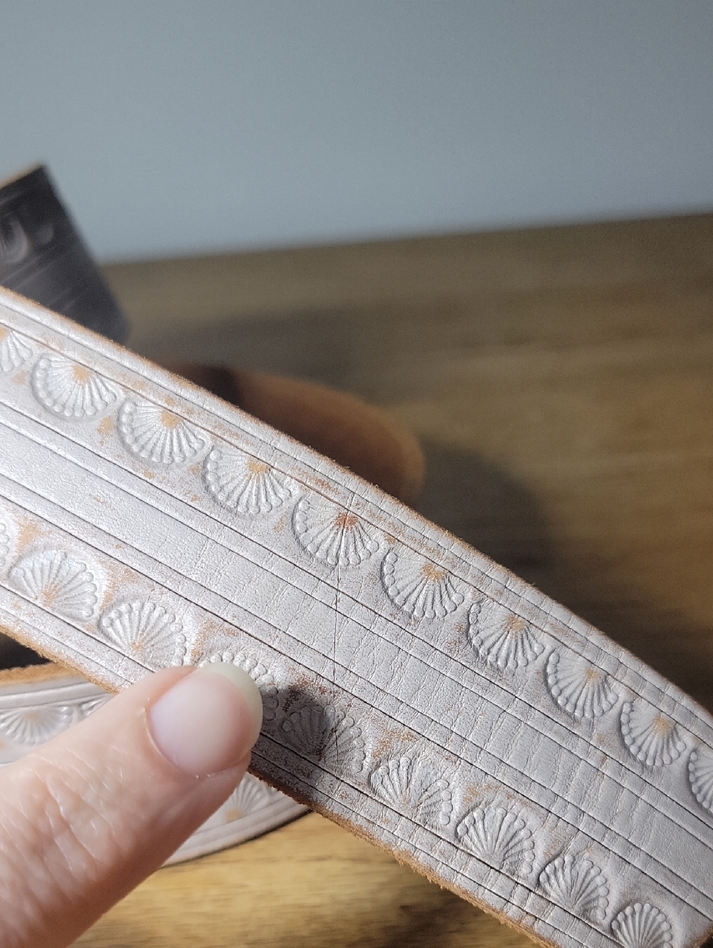 NWT Liz Claiborne 100% Genuine Leather Cream / Whitewash Shells Belt Size Large - Picture 2 of 11
